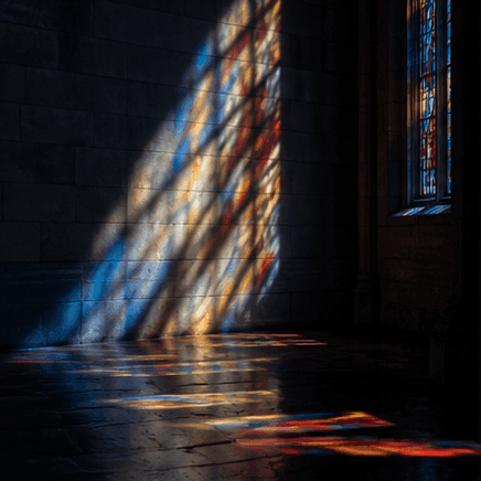 Interior da Catedral iluminado por vitral
